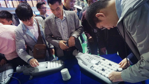 协会会员实地考查三思陶瓷模块化路灯
