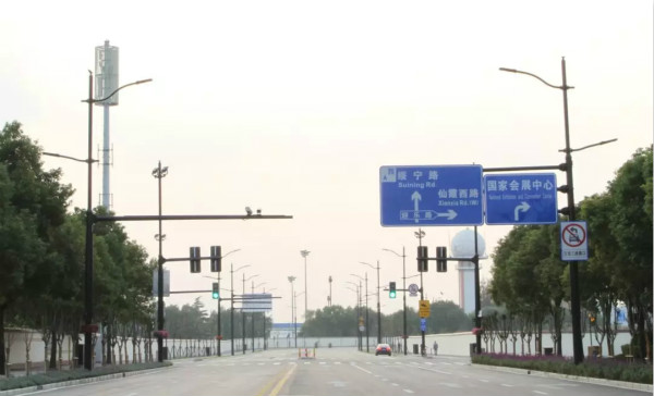 上海国度会展中间周边多杆合一路灯
