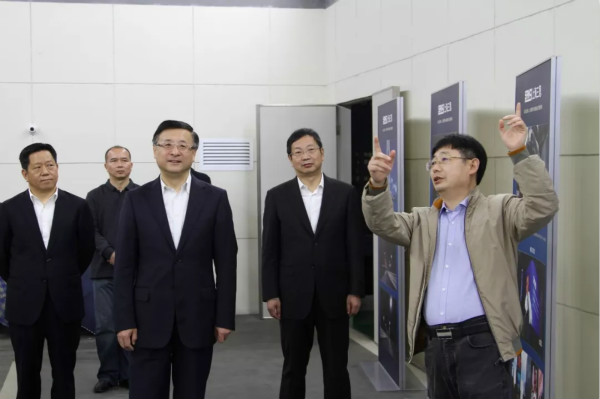 上海市委常委、市委政法委布告陈寅（中）、闵行戋戋委布告朱芝松（右二）、区委常委、政法委布告刘豫峰（左一）听取上海三思总裁王鹰华（右一）先容LED相干手艺和产物