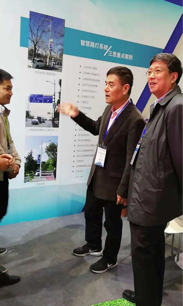 上海市绿色优游协会会长甘忠泽（中）与副会长兼秘书长许解良（右）