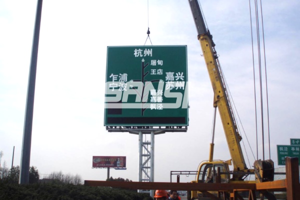 利用于沪杭高速公路上的三思LED引诱屏