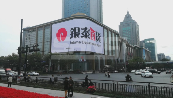 三思承建的总面积高达1008㎡的贸易弧形大屏