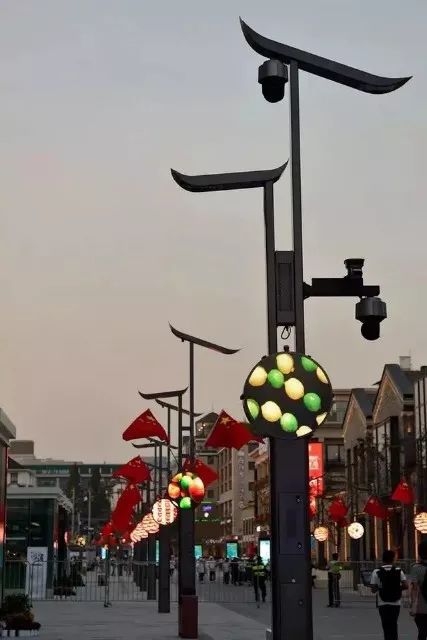 三思承建的杭州湖滨路聪明路灯