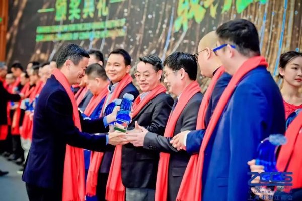 马云师长教师为三思总裁王鹰华颁奖”