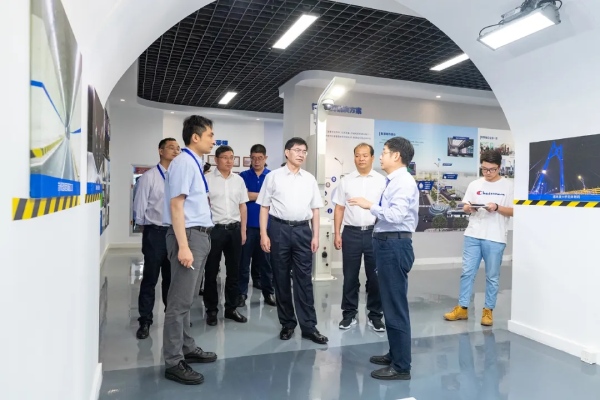陈龙布告等一行观赏地道照明地区
