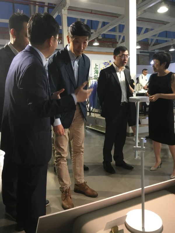 上海市市场监视办理局局长陈学军（中）等带领