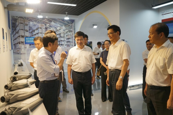 熊建同等带领一行观赏三思陶瓷像素路灯