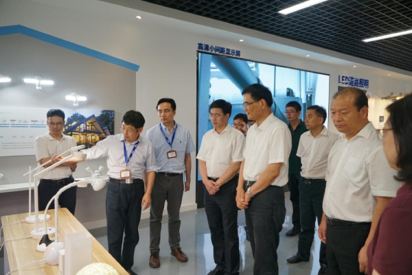 熊建同等带领一行观赏智能家居照明产物
