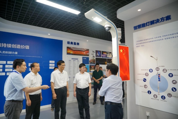 熊建同等带领一行观赏聪明路灯