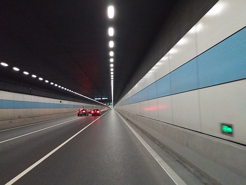 公路地道的地区灯具安排