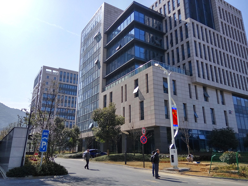 聪明路灯,晋升都会亮度,节能环保,智能灯杆