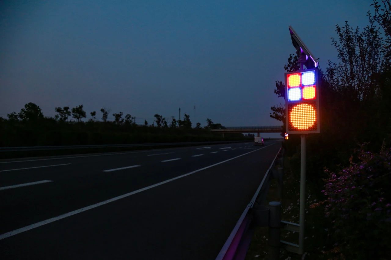 三思,智能警示体系,赋能,宁宿徐高速,LED爆闪警示装配,低位警示灯
