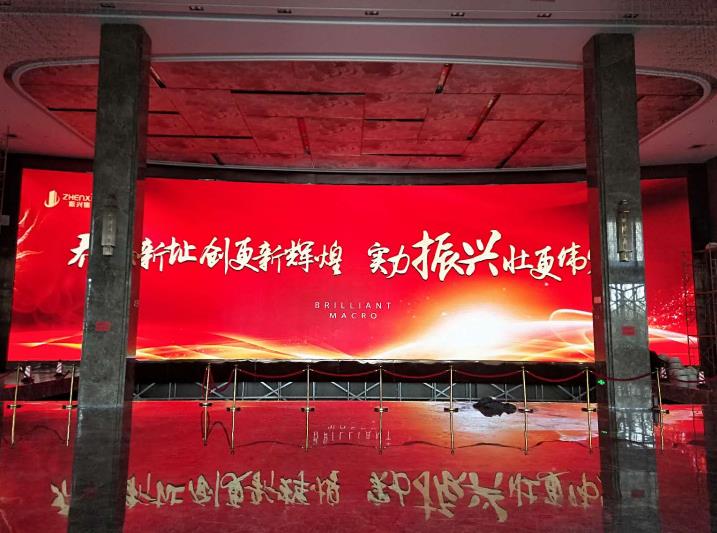 企业峰会,接纳智能互动屏,参会者,及时投票与反应